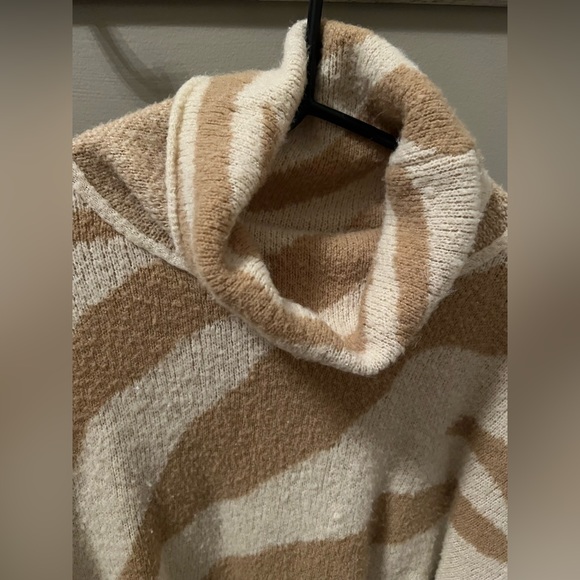 Fuzzy soft zebra printed turtle neck - Picture 4 of 4
